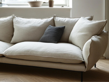 Lys, moderne sofa i stuen brukt som illustrasjon for møbelrens og tekstilpleie.